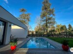 Terrasse principale et piscine vue du salon