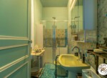 Salle de bains bleue